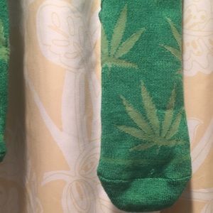 Green pot leaf socks